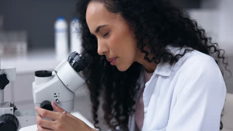 ciencia, mujer y microscopio con análisis