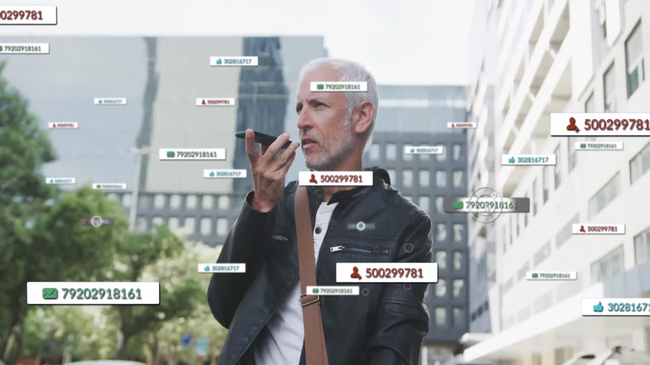 animación de iconos de redes sociales sobre un hombre mayor que usa un teléfono inteligente