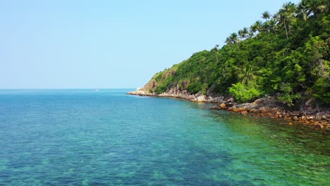 Costa-Rocosa-Salvaje,-Isla-Tropical-Con-Vegetación-Exótica-De-Aguas-Cristalinas