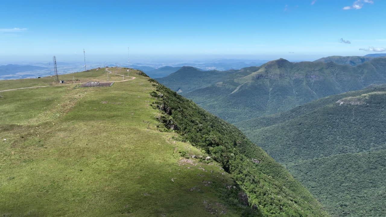 Vista aérea de estrada no topo da montanha sobre a beira do penhasco e paisagem de planalto na Serra da Rocinha, sul do Brasil.