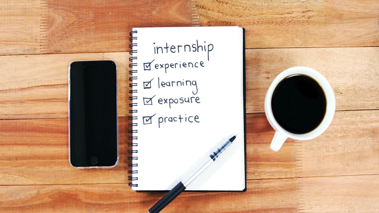 ⁇ 드폰 과 물건 들 을 가진 커피 컵 의 클로즈업