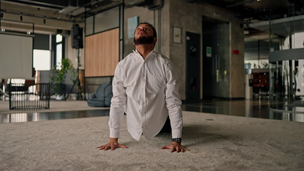 hombre de negocios estirándose en una oficina moderna