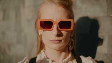 mujer con gafas de sol naranja