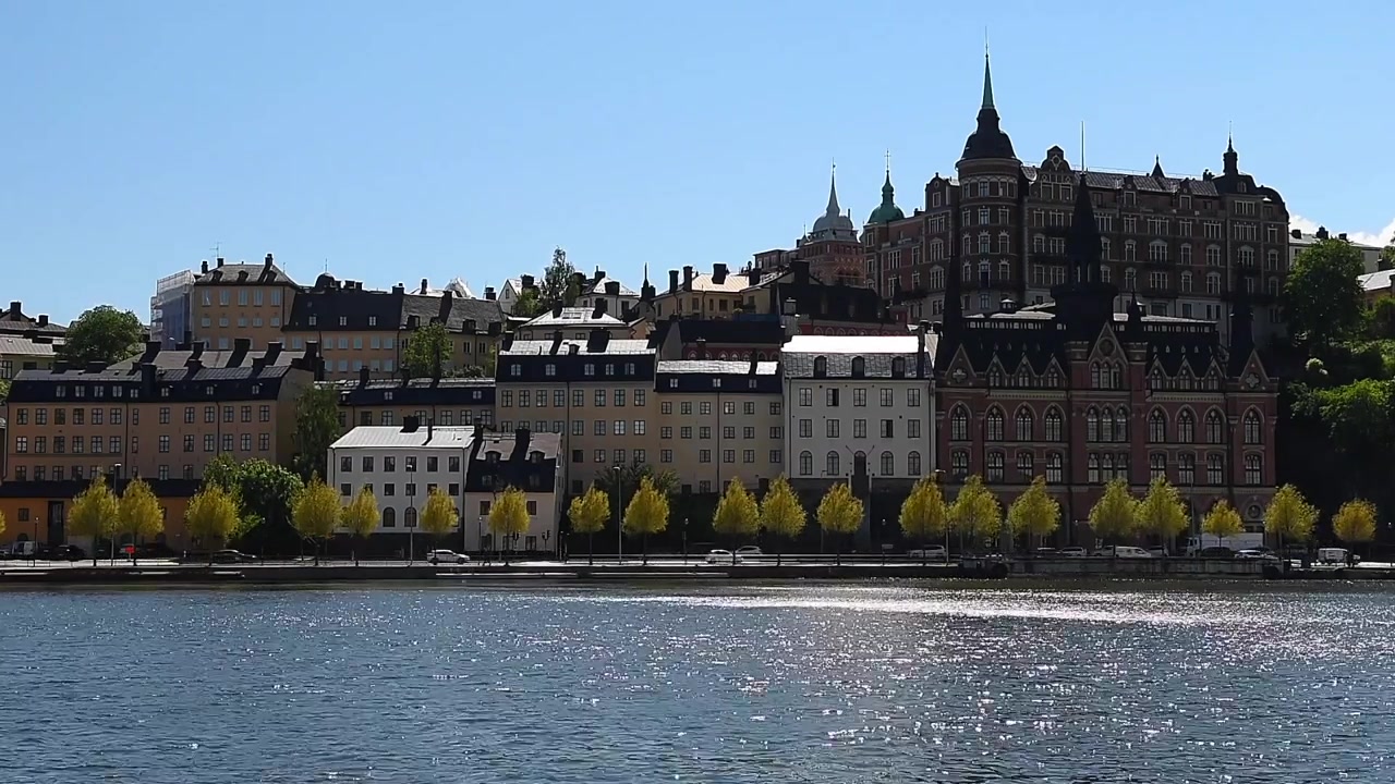 Udsigt over Södermalm-distriktet i Stockholm, Sverige, der fremhæver pulserende gader, skandinavisk arkitektur og den unikke charme i dette livlige byområde