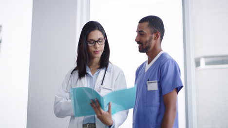 dos jóvenes médicos discutiendo el contenido