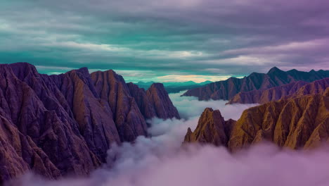 picos de montañas nebulosas al amanecer o al atardecer
