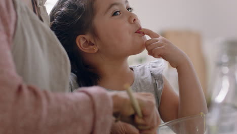 Una-Niña-Ayudando-A-Su-Madre-A-Hornear-En-La-Cocina-Mezclando-Ingredientes-Horneando-Galletas-Preparando-Una-Receta-En-Casa-Con-Una-Mamá-Enseñándole-A-Su-Hija-El-Fin-De-Semana