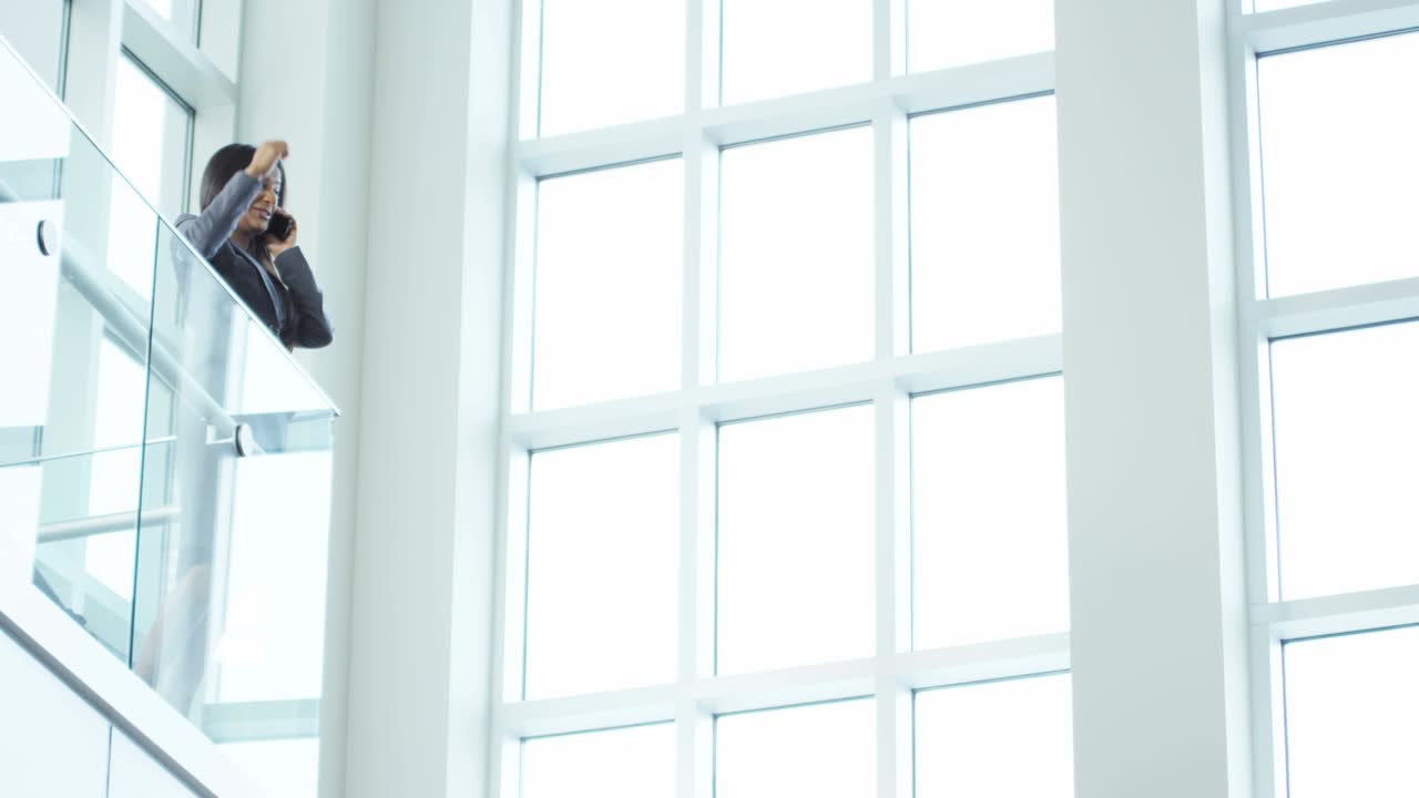 gerente femenina escuchando noticias de éxito en el teléfono inteligente