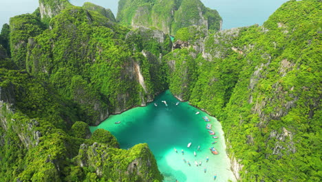 laguna de buceo de pi leh en las islas phi phi, vista aérea de drones