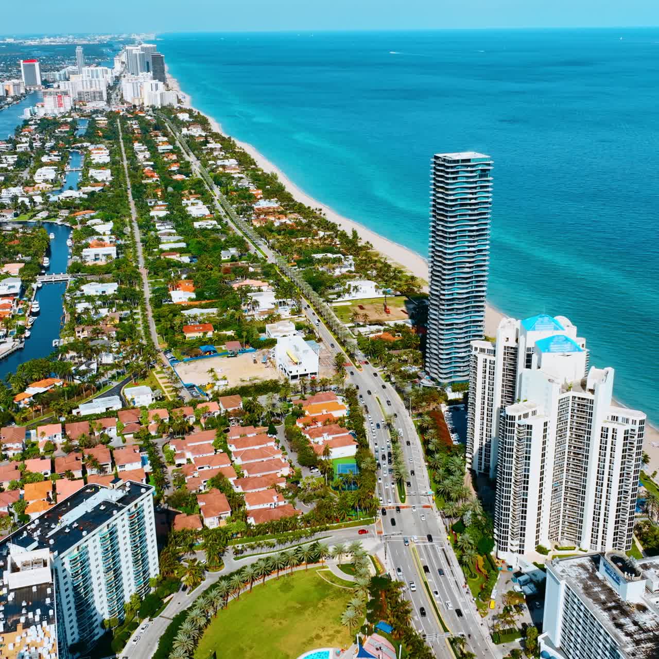 Splendida vista di Miami Beach in una giornata limpida e soleggiata. Meraviglioso paesaggio acquatico dell'Oceano Atlantico sullo sfondo