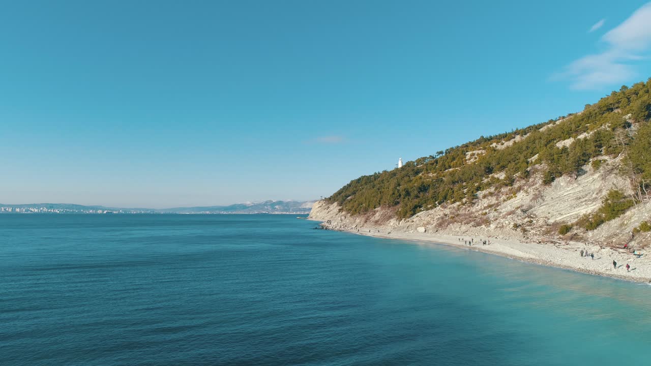 Paesaggio costiero con spiaggia e faro