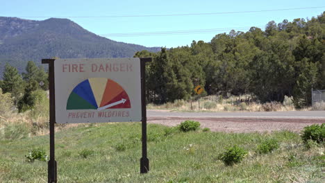 señal de alto peligro de incendio en nuevo méxico cerca de calf canyon hermits peak fire 2022