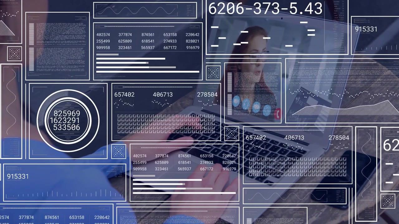 Operador digitando e usando trackpad, iniciando sobreposições HUD e atualizando gráficos para chamada de negócios remota
