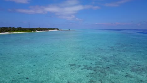 elevarse sobre el mar azul poco profundo de maldivas con isla tropical en la distancia, 4k