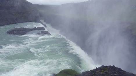 la espectacular y masiva cascada gullfoss desemboca en un estrecho cañón en islandia 1
