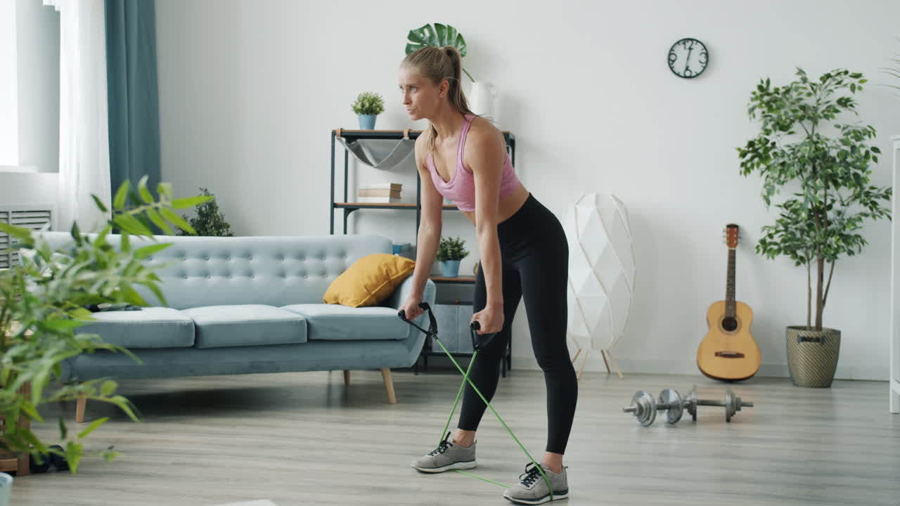 mujer haciendo entrenamiento de banda de resistencia en casa