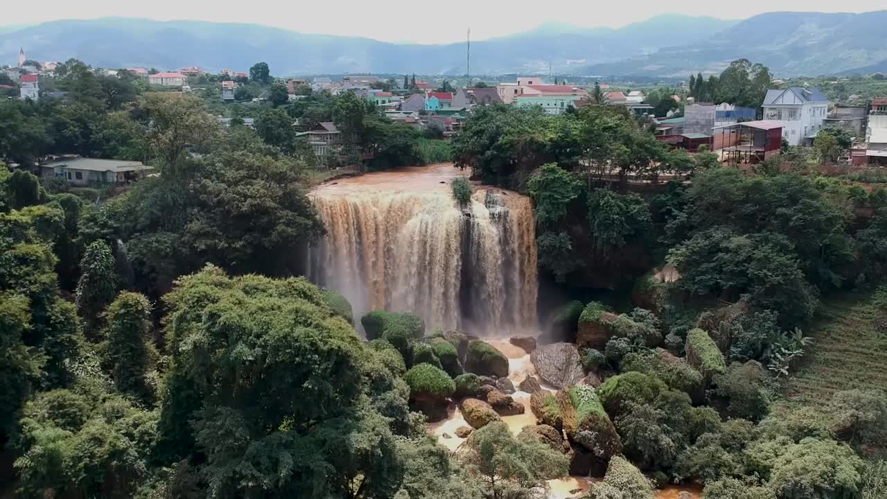 vista aérea de las cascadas de elefantes en vietnam