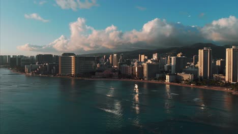 Aerial-drone-footage-of-Honolulu,-Hawaii