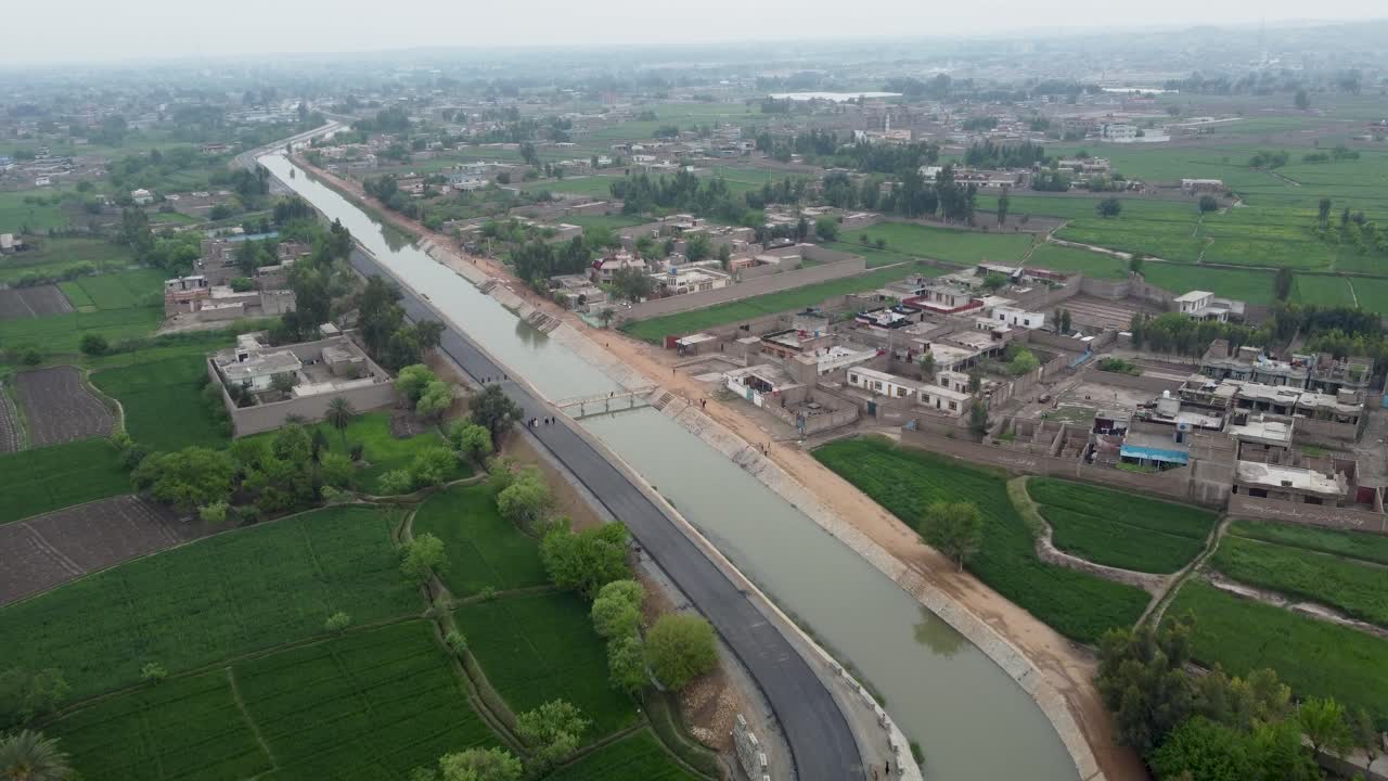 시골 생활과 하천 연안의 농장