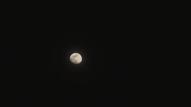 Lua subindo com um fundo escuro.