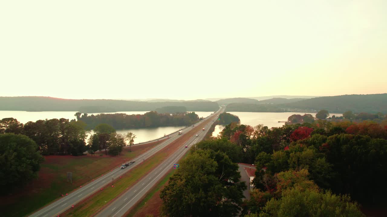 crepúsculo de otoño en el puente del río tennessee, ascenso aéreo de negocios de logística de camiones