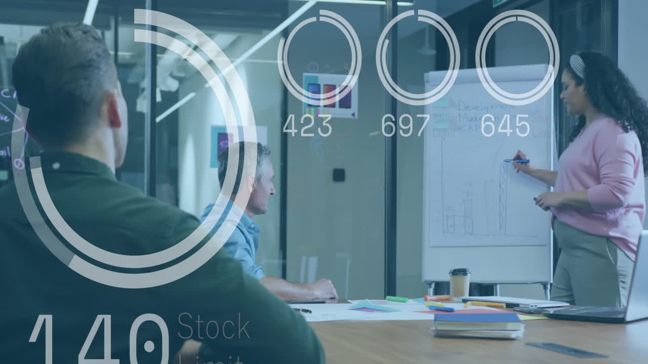 주식 시장 데이터 처리의 애니메이션에 대해 두 인종의 여성이 사무실에서 동료들과 토론하고 있습니다.