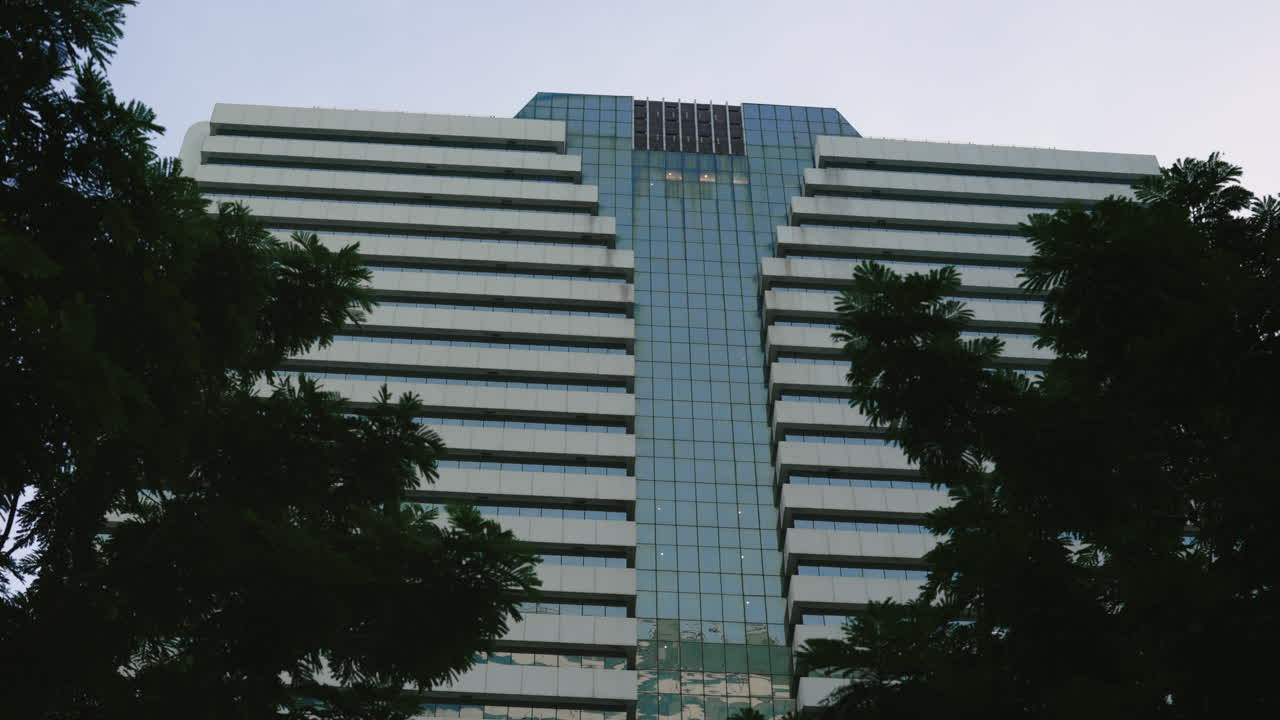 edificio de oficinas moderno con árboles