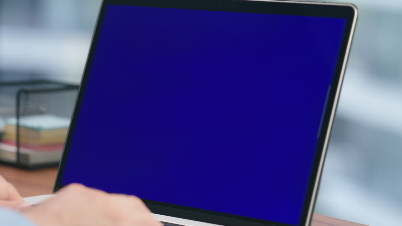 closeup jefe manos escribiendo chromakey portátil. hombre de negocios desconocido usando el dispositivo