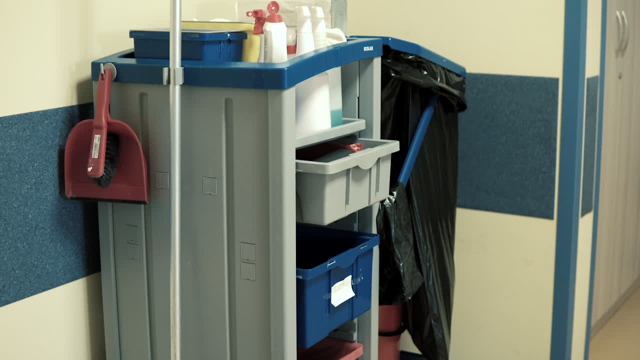 carro de limpieza con todos los equipos se encuentra en el pasillo del hospital