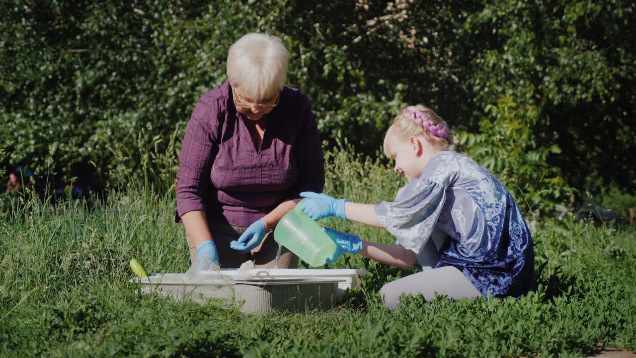 할머니와 손녀는 마당 활동적인 노인 개념에 꽃을 함께 넣어