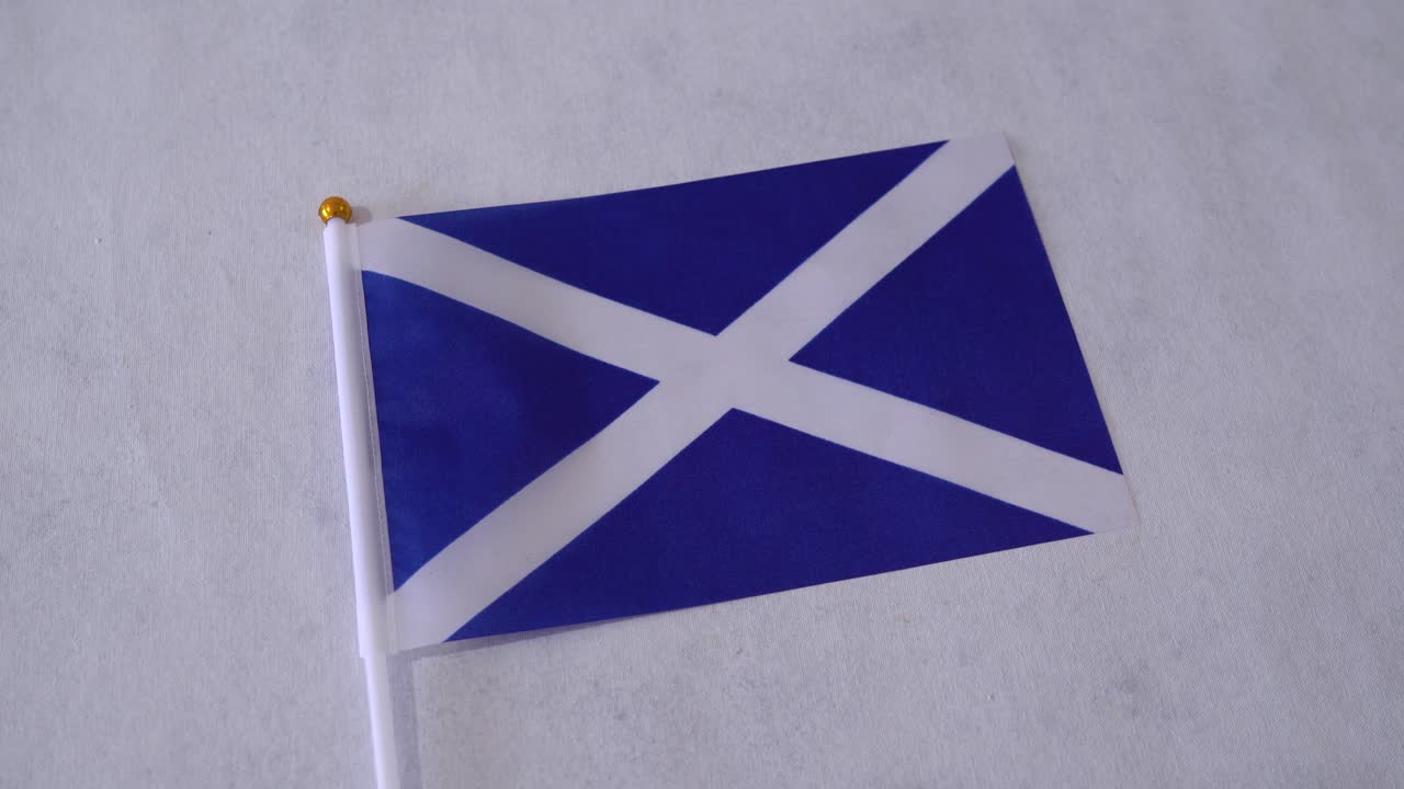 Nærbillede af Skotlands flag på hvid baggrund. Skotlands nationalflag.