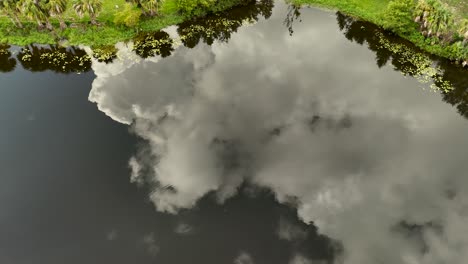 Jagd-Auf-Wolken,-Die-Sich-In-Einem-Kleinen-See-Spiegeln.