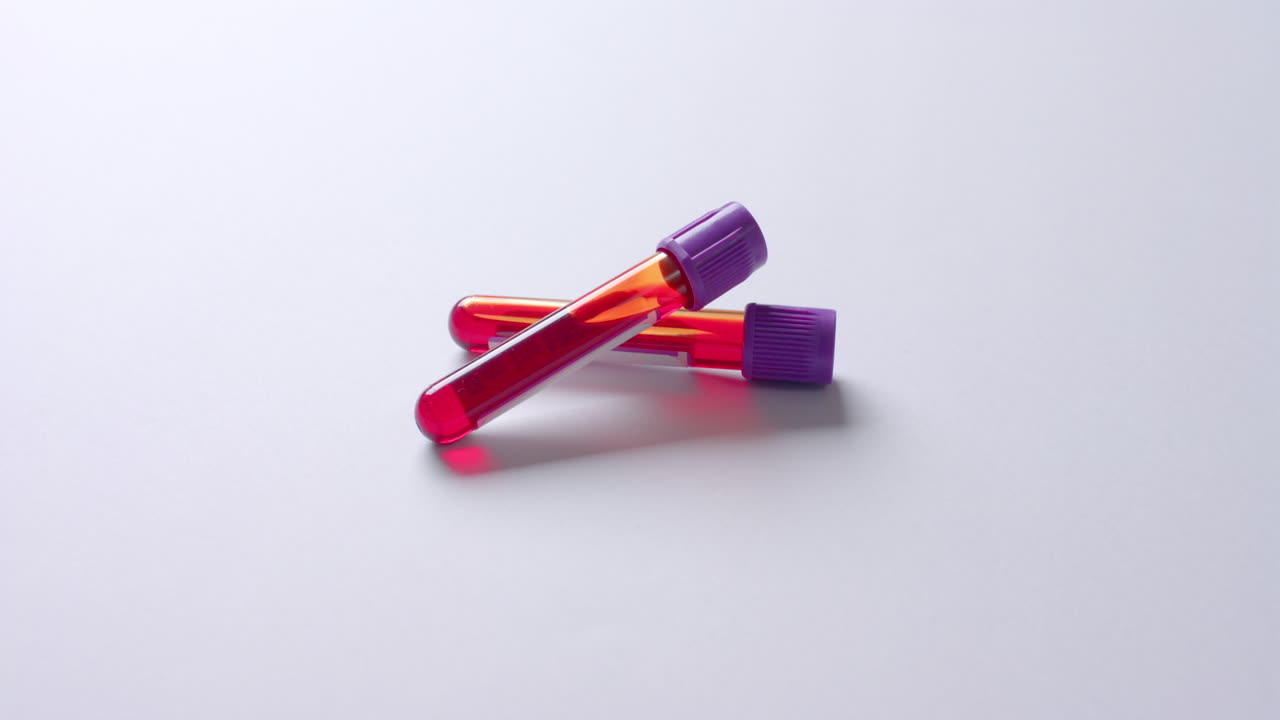 acercamiento de muestras de sangre sobre fondo blanco, cámara lenta