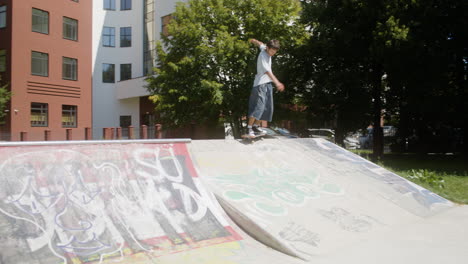 un chico caucásico haciendo skateboard en el parque.