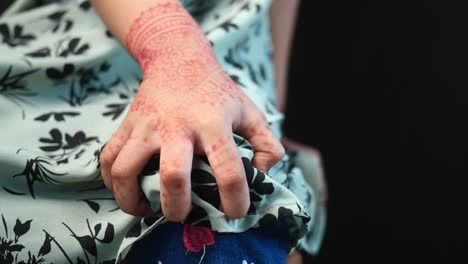 la mano de una mujer con tatuaje de henna