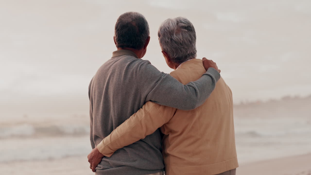 una pareja de ancianos en la playa.