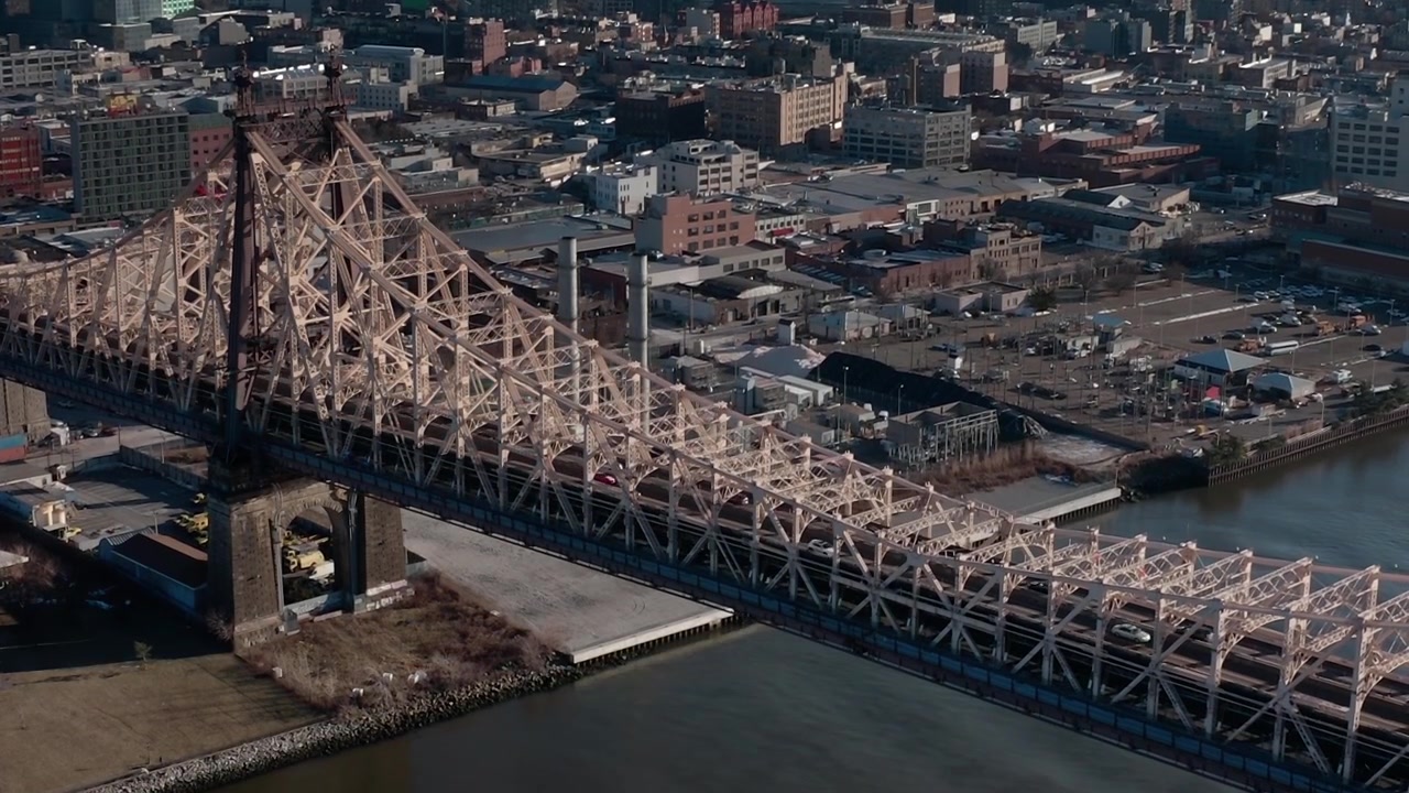 Udsigt til Queensboro Bridge over East River i New York City