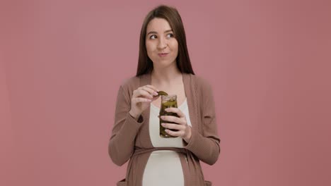 mujer embarazada comiendo pepinillos