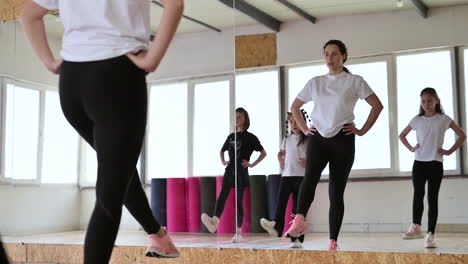 profesor y alumnos en clase de baile.