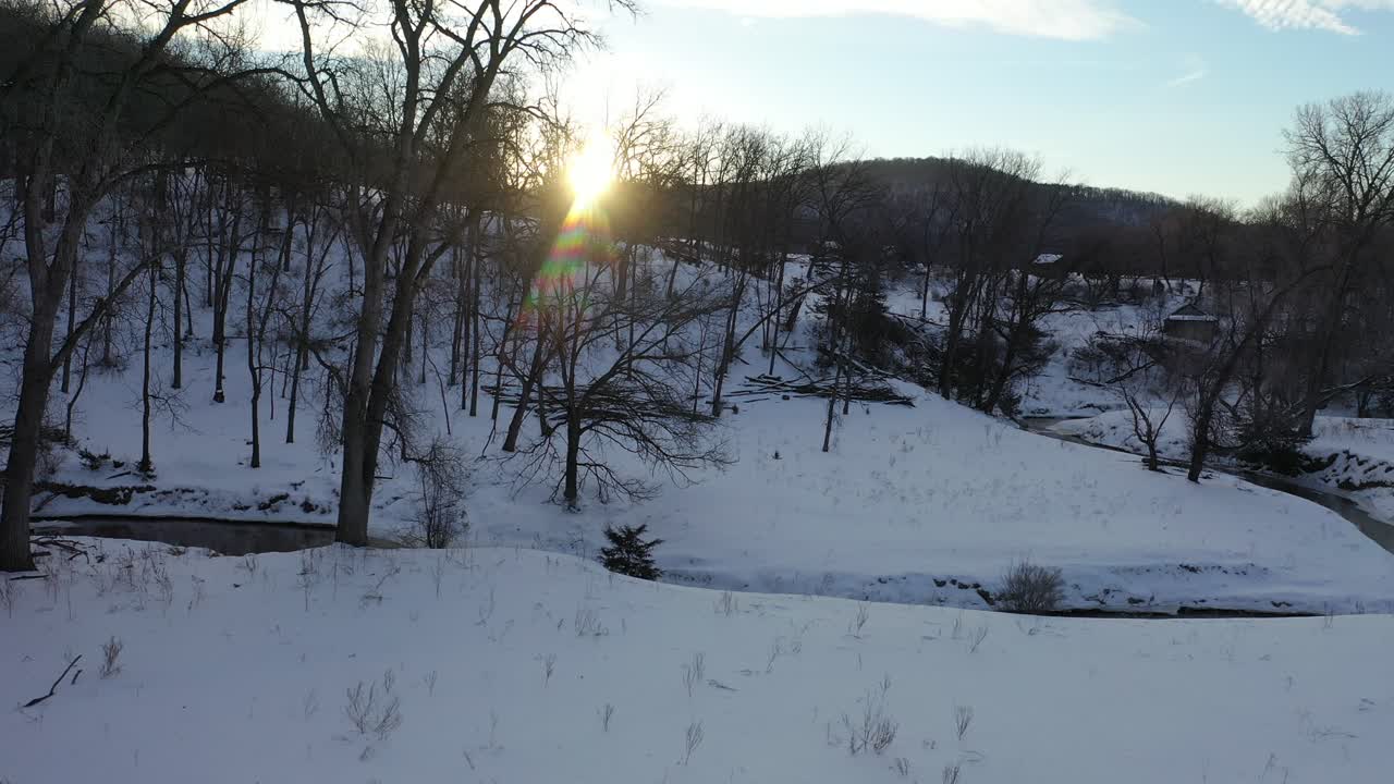 하천 위에서 해가 뜨고 해가 지는 눈 인 겨울 풍경