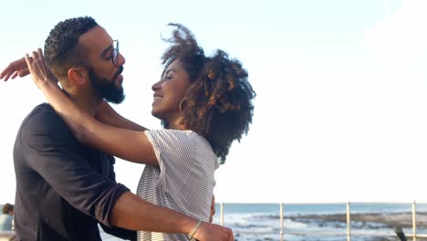 pareja abrazándose en ciclo en la playa 4k