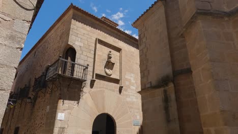 Cáceres-historic-charm-at-the-entrance-of-Palacio-de-Carvajal,-Spain