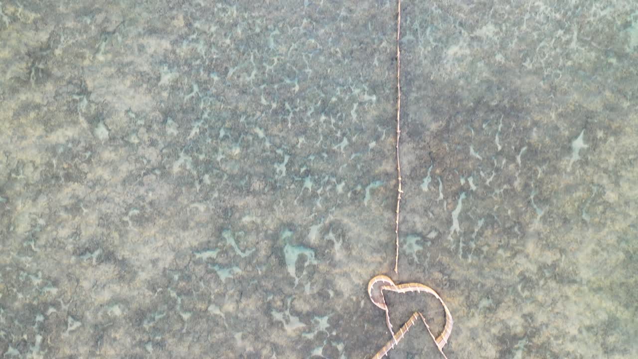 дрон изображает коррал для ловли рыбы в алагоасе, бразилия