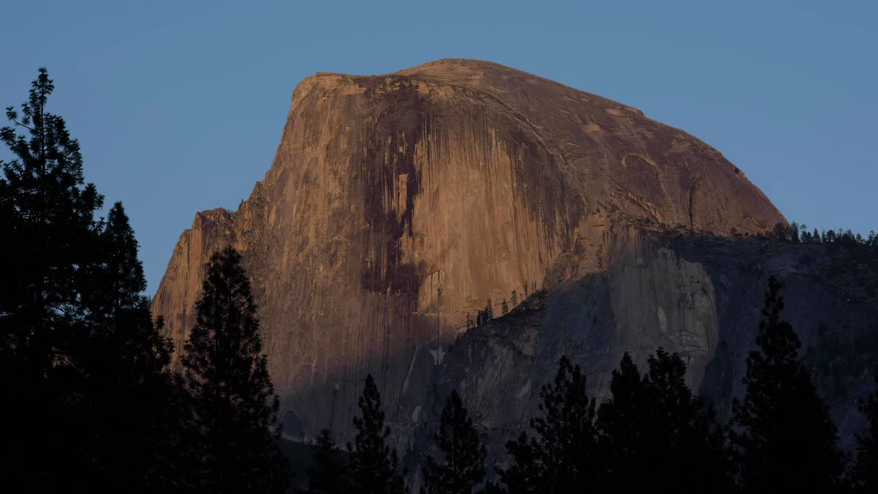 el lapso de tiempo de la media cúpula en el parque nacional de yosemite al anochecer