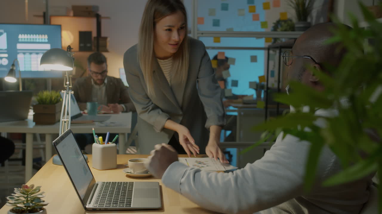 Colaboración de equipo empresarial por la noche