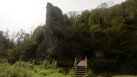 Dove-Dale,-Milldale,-Ilam-Rock,-Felsen,-Säulen,-Bäume,-Stein,-Spaziergang,-Pass,-Pfad,-Flusstaube,-Mittelalter,-Flussufer,-Peak-District,-Vereinigtes-Königreich,-Fhv23,-Fluss,-Tal