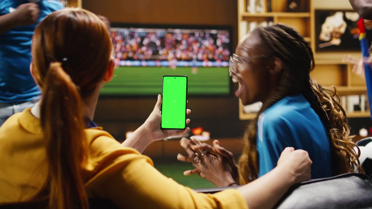 Mockup di smartphone usato da tifosi di calcio euforici che festeggiano.