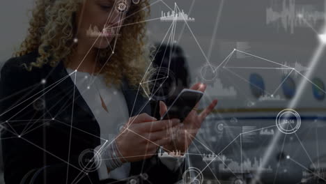 animación de la red de conexiones sobre mujeres de negocios que usan teléfonos inteligentes en el aeropuerto