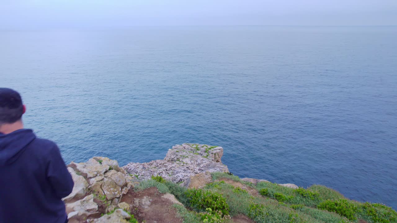 가까운 사람과 스페인의 절벽에 드론 클립