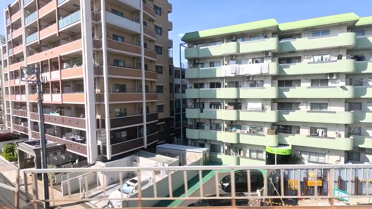 Vista panorâmica de casas e edifícios de apartamentos sob um céu azul claro em Tóquio, Japão.